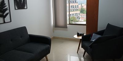 Oficina de 36 mts excelente ubicación en el barrio Manila del Poblado en centro ejecutivo, cuenta con vista exterior, parqueadero, cuarto útil, cocineta, baño privado, aire acondicionado, 

el edificio cuenta con vigilancia 24 horas, ascensor, salón de conferencias. 