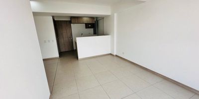 Codigo 28883. Apartamento en arriendo ubicado en Marinilla sector Alcaravanes Descripción general:Apartamento para estrenar ubicado en el tranquilo sector Alcaravanes de Marinilla. Ideal para quienes buscan comodidad, seguridad y cercanía a las principales vías y servicios del municipio.Características del inmueble:• Área construida: 55 m²• Estrato: 4• Piso: 2• 3 habitaciones (principal con baño privado y vestier, auxiliares con clóset)• 2 baños completos• Sala y comedor con excelente iluminación natural• Cocina integral abierta, sin campana, con mesón en quarztone• Zona de ropas independiente• Balcón con vista panorámica• Parqueadero sencillo• Red de gas domiciliarioZonas comunes del conjunto:• Portería 24 horas y lobby de acceso• Coworking• Parque infantil• Cancha múltiple• Gimnasio• Salón social• Zona BBQ• Jacuzzi• Zonas verdes• Zona de mascotas• Parqueadero de visitantesUbicación y entorno:El conjunto se encuentra en el sector Alcaravanes de Marinilla, una zona residencial con fácil acceso a la Autopista Medellín–Bogotá.Cerca de:• Supermercados y tiendas de conveniencia• Instituciones educativas• Transporte público• Zona comercial y centros deportivosAmbiente tranquilo, rodeado de naturaleza y con alta valorización.Canon de arrendamiento: $1.650.000Estado: NuevoNiveles: 1Años de construido: 2025Acepta mascotas: Sí