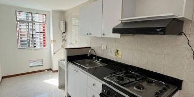 679-72922 Se arrienda apartamento de aprox 87metros ubicado en la loma de los bernal con excelentes espacios e iluminación perfecto para disfrutar en familia. Cuenta con 3 alcobas, 2 baños, 1 parqueadero, 1 cuarto util , cocina integral , zona de ropas y sala comedor. Con fácil acceso a transporte público cercano y cómodas vías de acceso. 