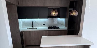 Apartamento de 2 habitaciones en venta en La Macarena, Rionegro – cityraiz.com – Código: 19926 

¡Vive en un lugar tranquilo y con todo lo que necesitas!
Este apartamento de 48 m², ubicado en unidad cerrada en el sector La Macarena (antigua vía a Marinilla – Rionegro), ofrece 2 alcobas, 2 baños, balcón y acceso a parqueaderos comunes.

Disfruta de exclusivas zonas sociales:
 Piscinas climatizadas para adultos y niños
 Zona BBQ
 Gimnasio dotado
 Salón social y salón de juegos
 Zona infantil y parque biosaludable

 Estrato: 4
 Nivel: 8
 Administración: $200.000
 Precio: $350.000.000

 Puntos de referencia cercanos

Supermercados y tiendas de conveniencia

Restaurantes campestres

Colegios y zonas residenciales

Conexión rápida hacia Marinilla y el centro de Rionegro

A pocos minutos del Parque San Antonio de Pereira y del Centro Comercial San Nicolás

 Contáctanos

City Raíz Inmobiliaria
 WhatsApp: 310 446 4612
 www.cityraiz.com

 carlos.vasquez@cityraiz.com