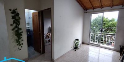 - Tiene 4 habitaciones, sala-comedor, baño completo + medio baño, balcón pequeño, terraza, cocina enchapada, patio cubierto, escaleras internas- La distribución es en el primer piso una habitación, zona de ropas y medio baño. En el segundo piso tres habitaciones, sala-comedor, cocina, baño completo: Tercer piso terraza con muy buenas vistas y posibilidad de quita habitación.- Unidad abierta no paga administración, seguridad comunal- Parqueadero abierto- Amplias zonas verdes