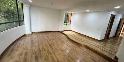 Apartamento disponible para arriendo en el campestre, el poblado. cuenta con un área total de 126 m², distribuidos en salón-comedor, cocina integral cerrada con gas de red, tres baños, tres alcobas, pisos en madera, calentador, zona de ropas y parqueadero para dos vehículos con cuarto útil. está ubicado en una unidad cerrada con portería las 24 horas y acceso a diferentes zonas comunes, tales como ascensor, salón social y zonas verdes. Código de Abad Faciolince APA9030. Asesor Alexander Vanegas 3127571291.