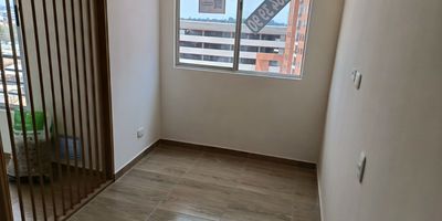 Este inmueble se encuentra ubicado en una zona estrategica de Madrid, Cundinamarca, sobre la Calle 23 con Carrera 9 Este, un sector residencial que combina tranquilidad y cercania a los principales puntos de interes del municipio. Su entorno ofrece facil acceso a vias principales, transporte publico y comercios locales, lo que facilita la movilidad hacia el centro de Madrid y municipios vecinos. A pocos minutos se encuentran colegios, parques, supermercados y zonas verdes ideales para el disfrute familiar. Es un sector seguro, con buena iluminacion y ambiente tranquilo, perfecto tanto para vivienda familiar como para inversion. La zona se caracteriza por su desarrollo urbanistico y su cercania a equipamientos como el Parque Principal, el polideportivo municipal y diferentes establecimientos de servicio. Su ubicacion permite disfrutar de un estilo de vida comodo, con la ventaja de tener todo al alcance en una zona de alta valorizacion y constante crecimiento.
