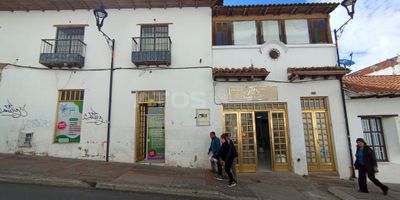 Atos Inmobiliaria vende excelente propiedad con un área total de 282 m² y 173 m² construidos. Cuenta con locales comerciales ubicados sobre la carrera 11, con entradas independientes y servicios públicos activos, actualmente generando renta. En la parte posterior dispone de un amplio lote ideal para futuros desarrollos o proyectos inmobiliarios. ¡Aprovecha esta gran oportunidad de inversión! Contáctanos y agenda tu cita ahora mismo.