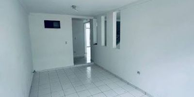 SE ARRIENDA AMPLIA Y HERMOSA CASA  EN EL SECTOR CORALES!! Ubicada en una zona estratégica, comercial y residencial de Cuba, esta propiedad te ofrece comodidad, amplitud y excelente ubicación. A pocos minutos del estadio Hernán Ramírez Villegas, del Centro Comercial Unicentro y con fácil acceso al Aeropuerto Internacional Matecaña, además de estar rodeada de supermercados, restaurantes y múltiples vías de transporte público y particular.
La casa cuenta con: 3 amplias habitaciones, 3 baños, Sala y comedor independientes,  Moderna cocina integral, Patio interno con buena ventilación, Garaje privado CONTACTANOS!! 