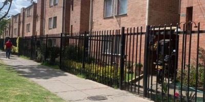 La propiedad en venta se encuentra en el desarrollo de Cabañas del Norte, ubicado en el barrio de Barrancas en Bogotá D.C. La propiedad cuenta con una superficie total y cubierta de 56.5 m², se encuentra en buen estado. Dispone de 3 habitaciones, 1 baño con dos muebles , sala-comedor, cocina integral recién remodelada closets, y gas de red. Además, está cerca de escuelas y tiene un buen acceso a vías principales como la séptima y novena adicional se encuentra en sus alrededores hay buen comercio.  DUV-704
