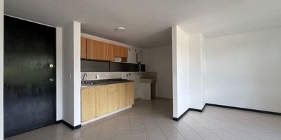 Apartamento en arriendo en unidad cerrada ubicada en un sector residencial, entorno tranquilo, con fácil acceso a vía principal, rutas de transporte público, cerca a colegios, supermercados y gran variedad de servicios complementarios de la zona. Piso en baldosa, sala comedor, estudio, 2 alcobas con vestier y baño en la principal, baño social, cocina integral abierta tipo americano, zona de ropas, balcón y parqueadero cubierto  Conjunto cerrado con ascensor, piscina, salón social, parques infantiles, zonas verdes, vigilancia y portería 24 horas y circuito cerrado de TV.inmuebles sujetos a verificacion de disponibilidad