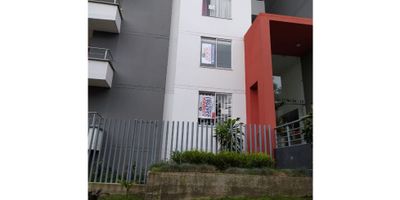 Se vende moderno , hermoso y confortable apartamento ubicado en una muy buena zona de la ciudad al norte, el apto es esquinero, con balcon , internet con fibra optica, citofonia virtual, tiene excelentes acabados con pisos en ceramica, las habitaciones tienen pisos en madera lisa, habitacion principal con baño, cocina integral, gas domiciliario, el parqueadero es cubierto, puerta de acceso automatizada a los parqueaderos, parqueadero de visitantes, vigilancia 24 horas, el edificio cuenta planta electrica, tanque de reserva de agua natural,  hay gimnacio con dos baños sociales, juegos infantiles, salon social, zona BBQ, tiene terraza con bella vista panoramica, cerca universidades, centros comerciales, cerca zona rosa da la ciudad, cerca centros de atencion de salud.

