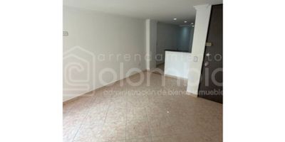 Apartamento en Arriendo en Sabaneta, cuenta con sala comedor, 3 habitaciones, 3 clóset, 2 baños cabinados,cocina integral, red de gas, zona de ropas, calentador, balcón y pisos en cerámica. Parqueadero privado cubierto. Área privada de 78m². 

Estrato 3.

Zona residencial cercana a centros comerciales, supermercados, centros de servicio y salud y con gran facilidad de acceso a transporte público. 

¡Conoce los requisitos para arrendar un inmueble con nosotros!

*NOTA ACLARATORIA: Puede haber diferencias en las áreas suministradas en esta publicación, al momento de la negociación se deben verificar por escrituras públicas debidamente registradas.
