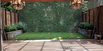 Casa en arrendamiento, en sector La Calleja en Envigado. Sector tranquilo con excelente ambiente familiar y un entorno Campestre. Cuenta con modernos acabados, amplios y cómodos espacios, con 2 niveles, cocina integral abierta, cuarto y baño de servicio,  Jardín privado con zona verde en el inmueble. En unidad cerrada con zonas húmedas completas, zonas verdes, gimnasio, salón social y con buenas vías de acceso.  Cercano al colegio Montessori. 