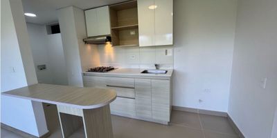 Tu hogar en el corazón de la ciudad, ubicado en Barro Blanco, este apartamento cuenta con un área de 58m2 distribuido en dos habitaciones, el área social que se integra al balcón y permite apreciar de la excelente vista campestre, además de parqueadero privado y cuarto útil.
