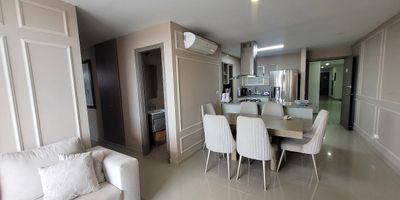 Codigo 19416. Vive con estilo y comodidad en este moderno apartamento en venta, ubicado en el exclusivo sector de Andalucía, Riomar, a pocos pasos del Parque de la Electrificadora. Con 107.64 m², este hogar se distingue por su excelente distribución, iluminación natural y ubicación en lado sombra que garantiza frescura durante todo el día. Situado en un piso alto, cuenta con un agradable balcón ideal para disfrutar de la vista y el ambiente. Dispone de tres habitaciones, la principal con baño privado y walk-in closet, mientras que las otras dos comparten un baño auxiliar. Además, cuenta con baño social, cocina abierta de estilo moderno, área de labores, cuarto y baño de servicio, y un parqueadero. Construido en 2016, el conjunto ofrece completas zonas sociales con piscina para adultos y niños, gimnasio, salón social, parque infantil y planta eléctrica para áreas comunes. Una excelente opción para quienes buscan calidad de vida, confort y ubicación privilegiada en el norte de Barranquilla.