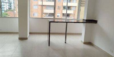  Amplio apartamento de 138 m en unidad cerrada  Ideal para familiasDisfruta del confort y la amplitud que ofrece este espectacular apartamento de 138 metros cuadrados, ubicado en una unidad cerrada con excelente seguridad y ubicación privilegiada. Perfecto para quienes buscan espacios generosos y un ambiente familiar.Características del inmuebleÁrea 138 m4 alcobas amplias con excelente iluminación natural4 baños modernos y funcionalesSalacomedor espaciosa, ideal para compartir en familiaCocina integral totalmente equipadaZona de ropas independiente1 parqueadero privadoZonas comunesLa unidad cuenta con portería y vigilancia 24 horas, salón social, zonas verdes, juegos infantiles y parqueadero para visitantes. Canon de arrendamiento $5.000.000 mensualesUbicado cerca de centros comerciales, colegios y vías principales. Este apartamento combina comodidad, seguridad y una excelente ubicación, ideal para disfrutar de la mejor calidad de vida.