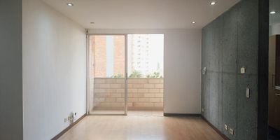 Apartamento en arriendo en unidad cerrada ubicada en zona residencial, con fácil acceso y salida a vías principales, rutas de transporte público, cerca a supermercados, restaurantes y con conexión a gran variedad de servicios complementarios del sector. Piso en madera, sala comedor, 3 alcobas con closet y baño en la principal baño social, cocina integral cerrada, zona de ropas, balcón y parqueadero independiente cubierto. Conjunto cerrado con ascensor, piscina, gimnasio, salón social, parques infantiles, placa polideportiva, cancha de tenis, zonas verdes, vigilancia y portería 24 horas y circuito cerrado de TV. *Inmuebles sujetos a verificación de disponibilidad*
