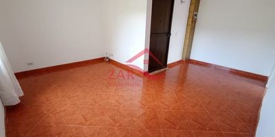 Cerca al Colegio Empresarial San Antonio de Prado, a diez minutos caminado del parque principal de San Antonio de Prado y cancha Horizontes.
Tiene un área de 50 mts2, ubicado en un quinto piso sin ascensor y consta de: 2 habitaciones con clóset, 2 baños con cabinas en acrílico, cocina semi integral con red de gas, sala comedor, zona de ropas, piso en cerámica y parqueaderos comunes.

Para más informaciónwww.inmobiliariazar.comEmail: inmobiliariazarmedellin@gmail.comCelular en Colombia: 310 504 7543 - 310 275 68 11Teléfono: (604) 4238930Inmobiliaria ZAR S.A.S