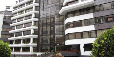 Ofrecemos éste hermoso apartamento con excelente vista, piso séptimo exterior. Cerca a Unicentro. Totalmente encortinado, romanas y blackout. Al ingresar al apartamento encontramos la sala comedor, luego su cocina integral a gas con muebles modernos, se entrega con linea blanca (nevera, lavadora y secadora) zona de lavandería y baño de servicio. Dos alcobas, la principal con baño privado y vestier, y otro baño social, estudio, zona social, pisos en madera laminada y dos garajes independientes. El conjunto cuenta con excelentes zonas verdes, zona infantil, salón comunal, recepción y vigilancia 24 horas. Vías de acceso Av. CRA. 15, Av. CRA 9, CLL. 116, CLL. 127, entre otras.