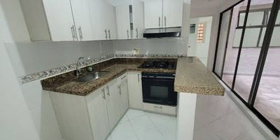 OD 1270
Se arrienda cómodo apartamento en el sector de la castellana
Precio  $2.500.000
Área  68 mt2
-  2 habitaciones
- 1 closet, 1 Vestier 
- piso cerámica 
- 2 baños 
- Cocina integral 
- red de gas 
- Patio 
- Calentador
Parqueadero sin cuarto útil