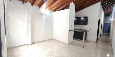 Se arrienda apartamento ubicado en unidad residencial, cuenta con 2 habitaciones cada una con closet, 2 baños completos, cocina integral, zona de ropas, sala comedor, balcón y parqueadero de Moto Agenda cita Robinson Guisao 3013959118