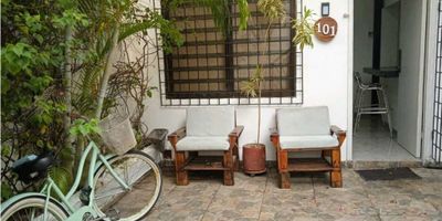 Disfruta de la hermosa ciudad de Cartagena de Indias en este cómodo y acogedor apartamento en alquiler. Ubicado en el departamento de Bolívar, este inmueble cuenta con una excelente ubicación para que puedas explorar todo lo que esta maravillosa ciudad tiene para ofrecer.

Con una área de terreno de 70 M2 y una construcción de 60 M2, este apartamento te ofrece un amplio espacio para que te sientas como en casa. Además, cuenta con una alcoba y un baño, perfecto para una persona o una pareja que busca un lugar tranquilo para vivir.

Este apartamento es perfecto para los amantes de los animales, ya que admite mascotas. Así que no tendrás que preocuparte por dejar a tu mejor amigo peludo cuando te mudes aquí. Además, cuenta con todas las comodidades necesarias para que tu estadía sea lo más placentera posible.

Su interior está equipado con agua, una barra estilo americano, clósets, electricidad y un hermoso suelo de cerámica o mármol, brindándote un espacio moderno y elegante para vivir. También cuenta con aire acondicionado y está completamente amoblado, ¡solo tendrás que traer tus pertenencias personales!

Su ubicación también es una gran ventaja, ya que cuenta con acceso pavimentado, lo que facilita tu traslado en cualquier medio de transporte. Además, está cerca de centros comerciales, colegios y universidades, por si necesitas realizar compras o estás buscando opciones educativas. También cuenta con acceso controlado mediante tarjetas o dispositivos, brindándote mayor seguridad y tranquilidad.

Si tienes algún tipo de emergencia médica, no tendrás que preocuparte. Este apartamento se encuentra cerca de un centro médico, garantizándote una atención rápida y eficaz. Y si te gusta disfrutar de la naturaleza, su cercanía a jardines y colegios te brindará un entorno tranquilo y agradable.

También está cerca de una variedad de restaurantes y tiendas de barrio, perfectos para satisfacer tus antojos culinarios o para realizar compr