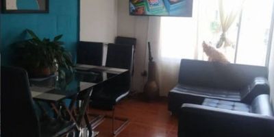 Se vende propiedad ubicada en Soacha, en el sector de Compartir. El inmueble cuenta con 2 habitaciones, cocina semi integral, zona de lavandería, 1 baño y una superficie total de 38.14 m2. Construido en el año 2012, en el piso 6 de un edificio con seguridad las 24 horas. Dispone de juegos infantiles y parqueadero comunal. La propiedad se encuentra en buen estado ideal para familias pequeñas o parejas que buscan un espacio acogedor y seguro. ¡No pierdas la oportunidad de adquirir esta propiedad en una ubicación privilegiada!   DSR-153
