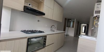 Apartamento en arriendo en Caldas, Antioquia. Ubicado en el barrio Caldas, piso 3, este inmueble de 65 m² ofrece 3 habitaciones y 2 baños. Disfrute de la seguridad que brinda la vigilancia en un edificio de estrato 3. El canon de arriendo es de $2.200.000 y no incluye parqueadero. Para más información o agendar una visita a este apartamento, puede contactarnos por WhatsApp o ver nuestros teléfonos.