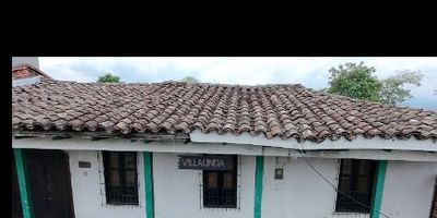 CASA EN VENTA "VILLA LINDA" - VILLA DEL VIENTO, POPAYÁN 

- Sala amplia
- Comedor independiente
- Cocina tradicional
- 2 habitaciones al frente
- 1 habitación adicional
- 1 habitación o bodega en nivel subterráneo
- 2 baños

Esta propiedad ofrece amplios espacios y una ubicación estratégica cerca de la urbanización Camino Viejo y D1, ubicada sobre la vía principal.