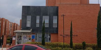 Ubicada en el conjunto residencial El Triunfo en Hogares, Soacha, Colombia, esta propiedad en venta ofrece una superficie total de 45.71 m² y una superficie cubierta de 49.75 m². Consta de 2 habitaciones y 1 baño en buen estado de conservación, construido en el año 2020. Entre sus servicios destacan la sala, zona de ropa, calefacción y seguridad privada en un fraccionamiento privado. El edificio tiene gastos comunes de $110,000. La propiedad se encuentra en el cuarto piso.  DSA-749
