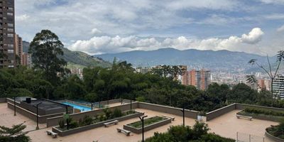 Apartaestudio en arriendo en Envigado  Antioquia, con un área de 62m². Cuenta con 1 habitación con vestier y baño privado con cabina en vidrio y mueble moderno, además de baño social, sala comedor, cocina integral y zona de ropas independiente. Ubicado en una unidad cerrada con vigilancia 24 horas y parqueadero privado, este apartaestudio moderno ofrece confort, seguridad y un diseño funcional en uno de los sectores más valorizados de Envigado.