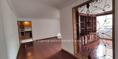 Apartamento en arriendo, Santa Bárbara Occidental, Usaquén.

Vive en un lugar con excelente iluminación y vista exterior. Cuenta con sala con chimenea, comedor independiente y estudio con biblioteca en madera. Tiene 3 habitaciones, la principal con baño privado y walking closet, las otras 2 comparten baño. Cocina integral amplia con comedor auxiliar, zona de lavado independiente, cuarto y baño de servicio. El edificio ofrece ascensor, salón social, parqueaderos para visitantes, circuito cerrado de TV y portería 24 horas. Zona residencial cercana a Unicentro y al Club El Country, con fáciles vías de acceso. ¡Contáctanos y agenda tu visita!

Nota: se renta sin amoblar.