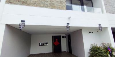 Casa unifamiliar de 2 niveles, con sala, comedor, cocina integral abierta con isla, zona de ropas indepenndiente, zona humeda (jacuzzi- sauna- turco), 3 alcobas con baño cada una, la principal con vestier y balcón, terraza, parqueadero y cuarto útil.

Se vende con camas
