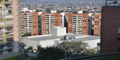 Descubre la elegancia y comodidad en este exclusivo apartamento de 3 habitaciones y 4 baños en . Con 132 metros cuadrados de espacio, este hogar ofrece un ambiente amplio y acogedor para toda la familia. Además, cuenta con 2 parqueaderos para tu conveniencia. Vive la experiencia de lujo y confort en cada rincón de este inmueble. ¡No pierdas la oportunidad de hacerlo tuyo!