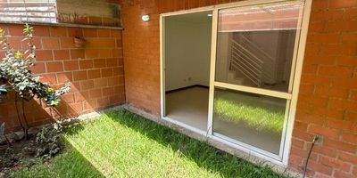 Descubre esta hermosa casa en arriendo de 93.80 m², ubicada en un sector residencial tranquilo y seguro, rodeado de zonas verdes, parques y naturaleza. En el primer nivel cuenta con antejardín y parqueadero, amplia sala-comedor, cocina integral, zona de oficios independiente, baño social y espacio de almacenamiento bajo las escaleras. En la parte posterior encontrarás un patio con zona verde, ideal para disfrutar en familia.En el segundo nivel, un hall de habitaciones conduce a dos alcobas auxiliares con clóset y vista externa, un baño completo, y una alcoba principal amplia y luminosa con baño privado y walk-in closet. Una casa ideal para quienes buscan vivir con comodidad, privacidad y excelente ubicación, cerca de parques, vías principales y transporte público.