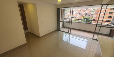 ¡Estrena apartamento en uno de los sectores con mayor valorización de Itagüí!
Ubicado en piso 9, con vista al interior del condominio, este moderno inmueble ofrece confort, diseño y exclusividad.
Características principales: Área: 57 m² - Construido en 2024 - 2 habitaciones - 2 baños completos -Sala-comedor amplia y luminosa - Balcón con vista interna y agradable ambiente -Cocina integral moderna - Zona de ropas independiente.
Acabados de lujo y piso en porcelanato.
Parqueadero cubierto (no incluye cuarto útil).
Doble ascensor
Zonas comunes: Salón social - Sauna y turco - Portería y vigilancia 24 horas .
Un espacio moderno, elegante y con excelente relación precio–beneficio.
Ideal para vivir o invertir. Ubicado a 5 minutos del centro comercial Viva Envigado, a 2 cuadras del parque principal de Itagui, cerca al Mall Gran Plaza y al centro de la Moda.