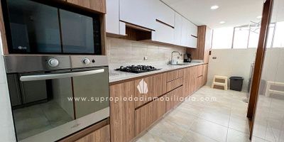 Apartamento en arriendo, San Lucas, El Poblado

Vive con amplitud y confort en este apartamento de 212 m² con vista a la ciudad. Cuenta con 4 alcobas, 3 de ellas con baño y vestier, baño social, sala, comedor independiente, estudio, cocina integral cerrada, zona de ropas, alcoba de servicio con baño privado, balcón amplio, 2 parqueaderos paralelos cubiertos y 1 cuarto útil. La unidad ofrece piscina, turco, salón social, zonas verdes, parqueaderos para visitantes, CCTV y vigilancia 24 horas. Ubicación privilegiada cerca de Mall Drive, Mall San Lucas, La Frontera y colegios. ¡Contáctanos y agenda tu visita!

Nota: se renta sin amoblar.