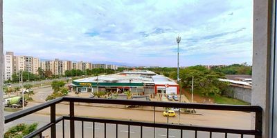 Apartamento en venta de 60m2, con vista exterior, ubicado en un 6to piso (Torre 1 Apto 605), acceso por ascensor. Consta de 3 habitaciones, 2 baños, sala comedor, balcón, cocina y zona de lavandería. Tiene piso cerámico en todas sus zonas. El conjunto cuenta con zonas verdes, zona para niños, salón social, piscina y vigilancia privada las 24 horas. Cerca a centro comercial Bochalema Plaza; cerca a almacenes de cadena Dollarcity, D1 y Ara; cerca a Universidad Autónoma de Occidente; cerca a paraderos del MIO; Vías de acceso por la Carrera 109 y Calle 48.ID-35497617780
