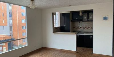 La propiedad en venta se encuentra en el conjunto residencial El Tesoro Il, Soacha Hogares, Cundinamarca. Este inmueble cuenta con 3 habitaciones, 2 baños, vista exterior, esta en buen estado de conservación. Entre los servicios que ofrece se encuentran salón social, zonas infantiles, cocina integral, zona de ropas, estudio/oficina, calentador, gas de red, estacionamiento de visitas, seguridad 24 horas, jardín y admite mascotas. La ubicación es privilegiada, en un conjunto cerrado, con portero y seguridad privada, garantizando tranquilidad y comodidad para sus residentes. ¡No pierdas la oportunidad de adquirir esta propiedad en un entorno seguro y familiar!   DSB-409
