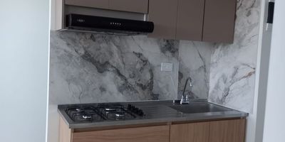 ¡Hermoso apartamento en alquiler en la Unidad El Álamo! 
Ubicado en un quinto piso con ascensor, completamente remodelado y listo para estrenar. Cuenta con 2 habitaciones (la principal con baño privado), 2 baños, sala comedor, sala de televisión, cocina amplia, zona de oficios y balcón con excelente vista. El conjunto ofrece piscina, parque infantil, salón social y parqueadero. Además, su ubicación es ideal, cerca de colegios, centros comerciales, clínicas y vías principales. ¡Un espacio moderno, cómodo y con todo a la mano!