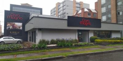 El predio de Casa Magna en la Calle 93xCarrera 19 tiene un área de 640 m2. 20x32 metros.

La norma vigente es el decreto 555 del POT. El lote está en área de renovación urbana. Con un índice de construcción de hasta 5.0. Hicimos un ejercicio de implantación en el lote, teniendo como resultado un proyecto de 9 pisos, 50 apartamentos, con áreas entre 30, 45 y 65 m2. En primer piso amplias áreas comunes y dos locales comerciales.

El área total vendible en apartamentos es de 2.353 m2 y 265 m2 de locales. con un precio estimado de 16 millones por m2 en vivienda y 19 millones por m2 el comercio, se estiman unas ventas de $ 42.583 millones. Con el lote en el 25% de las ventas, menos un 3,5% de cargas . La propuesta arquitectónica fue validada en Curaduría y está conforme a norma.

 

Nota: las declaraciones contenidas en esta descripción son responsabilidad exclusiva del propietario, quien podrá aclarar cualquier inquietud que se tenga frente al predio, su proyección de desarrollo o su precio. Tu360Inmobiliario actúa como portal de contacto.

CJV-359
