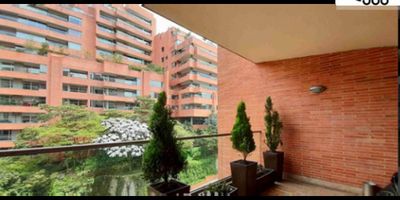 Este exclusivo apartamento en el barrio Los Rosales, ubicado en el edificio Pietramonte, destaca por su amplitud y elegancia. Con una superficie total de 300 m², cuenta con 3 habitaciones, 3 baños modernos y 1 baño de servicio. Además, dispone de 4 plazas de garaje. Construido en 2018, se encuentra en excelente estado de conservación. Su orientación este le brinda luz natural durante gran parte del día. Con una ubicación privilegiada en el piso 6, este apartamento ofrece una experiencia de lujo y exclusividad en uno de los sectores más valorados de Bogotá. Agenda tu visita y descubre todas las comodidades que este inmueble tiene para ofrecer.  DCO-372
