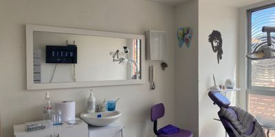 VENDO OFICINA EN PUENTE LARGO - EDIFICIO PRINCIPALMENTE OCUPADO PARA SERVICIOS DE SALUD - PUENTE LARGO - CALLE 106 CON 58 - OCHO AÑOS DE CONSTRUIDO - AREA CONSTRUIDA 20 MTS2.  PUNTO DE AGUA
EDIFICIO CON RECEPCIÓN, DOS TURNOS PARA SEGURIDAD, BATERÍA DE BAÑOS EN CADA PISO, CÁMARAS DE SEGURIDAD EN CADA PISO, TERRAZA COMUNAL, ESCALERA DE EMERGENCIA Y PARQUEOS PARA VISITANTES.  
UBICACIÓN PRIVILEGIADA: CALLE 100, ESTACIÓN TRANSMILENIO AVENIDA SUBA,  CENTROS COMERCIALES, MUY BUENAS VÍAS DE ACCESO. JEANNETTE / LUIS