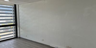 ARRIENDO EXCELENTE OFICINA EN LA CARRERA 15 CON 124 - FRENTE A UNICENTRO - . ÁREA DE 39.57 MTS2. TERCER PISO, EXTERIOR, ILUMINACIÓN NATURAL. UN SOLO AMBIENTE CON BAÑO PRIVADO. 

EDIFICIO CON ASCENSOR, LINDO DISEÑO INTERIOR Y VIGILANCIA 24/7. JEANNETTE/C J