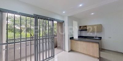 INVERSIÓN INTELIGENTE Y CALIDAD DE VIDA GARANTIZADA
Compre su apartamento de 60 M² con balcón en una de las unidades residenciales más cotizadas y mejor ubicadas de la ciudad.
¿POR QUÉ INVERTIR AQUÍ?
1.	Máxima Valorización: Inmueble en conjunto cerrado con seguridad 24/7 y parqueadero de visitantes. Una inversión que crece día a día.
2.	Doble Comodidad: ¡2 habitaciones, 2 baños y 2 parqueaderos! La doble cochera es un activo escaso que eleva el valor de reventa.
3.	Vida de Club: Disfrute de amenidades premium sin salir de casa:
Relax: Piscina y Zonas Húmedas.
Salud: Gimnasio completo.
Social: Salón Comunal, Zona BBQ y Zonas Verdes.
Familia: Zona de juegos para niños.
El diseño interior es eficiente: sala-comedor, cocina integral y zona de ropas independiente, todo iluminado por un encantador balcón.
Este apartamento no solo es un hogar, es un estilo de vida de lujo y una sólida oportunidad de negocio por su alta demanda de arriendo y plusvalía. ¡La ubicación es insuperable.