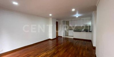 Apartamento con excelente ubicación, cerca al metro, farmacias, centros comerciales, iglesia, universidades, colegios y guarderías todo lo necesario para tu bienestar y el de tu familia. Apartamento con 72.14 metros cuadrados, recién remodelado,  los cuales están distribuidos en dos amplias habitaciones, la principal con baño y vestier, la segunda habitación con closet. El área social esta compuesto por cocina abierta sala - comedor y con un gran ventanal en el cual podrás disfrutar de una vista verde que te dará paz y tranquilidad. Este esta ubicado en un conjunto cerrado con portería 24/7 servicio de oficios varios, y tiene ademas parqueadero y cuarto útil. Te gustaría conocerla, llámame