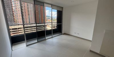 Codigo 28888. Apartamento en arriendo ubicado en Itagui sector Coltejer  Características:• 3 habitaciones (principal con vestier y baño privado)• 2 baños completos• Sala y comedor integrados• Estar de alcobas• Cocina integral abierta con cubierta a gas, campana extractora y mesón en Quarztone• Zona de ropas independiente• Balcón con vista despejada• Parqueadero sencillo y cuarto útil• Red de gas y servicios públicos completosDescripción:Moderno apartamento para estrenar ubicado en el sector Coltejer de Itagüí. Su distribución es funcional y luminosa, con acabados contemporáneos como pisos en madera laminada y cerámica, cabinas en vidrio templado y una cocina integral de diseño abierto. Ideal para quienes buscan comodidad, tranquilidad y cercanía a todo.Con un área total de 70 m², este inmueble ofrece espacios bien aprovechados, excelente ventilación natural y una vista agradable desde el balcón. La propiedad está en perfecto estado y lista para estrenar.Entorno:A pocos minutos del Parque del Artista y el Parque Principal de Itagüí. Zona con buena oferta de restaurantes, comercio local, supermercados y fácil acceso a transporte público y vías principales.Zonas comunes:Portería 24 horas, gimnasio, piscina para adultos y niños, salón social, parque infantil, zona BBQ, sauna, turco, cancha, zona de mascotas y parqueadero de visitantes.Nota:Canon de arrendamiento: $2.800.000El edificio cuenta con ascensores por torre.El propietario acepta mascotas.Agenda tu visita con Grupo Santamaría.