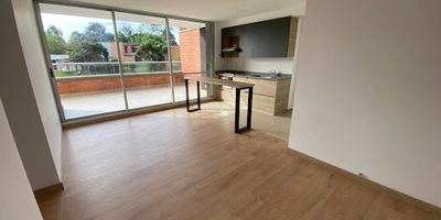 Apartamento para arrendar de 108mts contando su balcón terraza en Rionegro cerca a la clínica somer, área privada interna construida 81mts, cuenta con 3 habitaciones, habitación principal con Vestier y baño independientes, habitaciones auxiliares con closet, salida a terraza y balcón y vista panorámica, cocina americana abierta y balcón amplio con vista panorámica, está dotado con una zona para estudio, dos baños contando el privado y uno social, cómodas vías de acceso, ascensor, parqueadero y cuarto útil, ubicado en una unidad cerrada con un ambiente de tranquilidad y descanso perfectos, listo para mostrarse inmediatamente.
