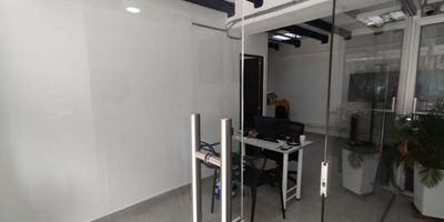 Descubre En Alberto Alvarez la oportunidad perfecta para tu negocio en local comercial de 30m, con vitrina en vidrio y bano privado, Este espacio abierto es ideal para el inicio de tu oficina, ofreciendo un ambiente acogedor para tus clientes. Ubicada estrategicamente cerca de vias principales, parques y con facil acceso al transporte publico y la estacion industriales del metro, garantiza un flujo constante de personas. No dejes pasar esta oportunidad. en el corazon de Ciudad Del Rio. con acceso a parqueaderos publicos en el sector. Contactanos hoy mismo para mas informacion!
Canon $5.950.000 + IVA.