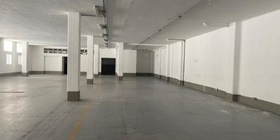 Amplia bodega ubicada en el sector Las Casitas de Envigado, una zona estrategica de gran desarrollo industrial y comercial, con excelente flujo vehicular y facil acceso. Este inmueble cuenta con un area total de 2.100 m distribuidos en tres pisos amplios, con seis oficinas internas y siete banos, ideales para el funcionamiento administrativo y operativo de su empresa. Dispone ademas de un cuarto nivel tipo sotano adaptado como oficina, ascensor industrial de carga, zona de parqueo y descargue, energia trifasica y una practica cocina con cocineta auxiliar. En su fachada ofrece amplio parqueadero frontal y adyacente, ademas de ventanales que brindan excelente iluminacion natural en el segundo nivel. La propiedad cuenta con caseta de seguridad privada, ofreciendo comodidad, eficiencia y proteccion en un entorno empresarial consolidado.