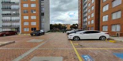 Moderno apartamento en arriendo de 56 m. Cuenta con 3 acogedoras alcobas, 2 baños, sala-comedor amplia, cocina integral con estufa y calentador a gas, zona de ropas, pisos en cerámica, vista panorámica, y las mejores amenidades ascensor, gimnasio, cancha deportiva, zona infantil, vigilancia permanente y parqueadero comunal. Con excelentes vías de acceso por la variante y la vía principal de Madrid. Para más información comuníquese con el ejecutivo comercial Mario Chiappe al celular o whatsapp, o al 3164710658 correo electrónico mario.chiappeinmobiliariasaliadas.com
