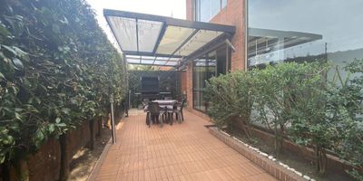 Descubre esta espectacular casa, ubicada en un exclusivo conjunto cerrado que ofrece seguridad, tranquilidad y un estilo de vida rodeado de naturaleza. encuentras un respiro, un espacio que te abraza después del caos de la ciudad, donde tus hijos pueden crecer tranquilos. Disfruta de un ambiente campestre sin renunciar a la comodidad de estar cerca de centros comerciales, clubes, canchas deportivas, colegios y universidades.
El conjunto cuenta con una amplia variedad de amenidades tipo club house, que incluyen una piscina semio-límpica y una infantil, jacuzzi, canchas múltiples, cancha de tenis y squash, jaulas de golf, zonas verdes, peluquería, Coffe shop, salones comunales, área de BBQ y ruta de transporte privado. Además, sus amplios espacios al aire libre lo convierten en un lugar ideal para disfrutar con mascotas.
La casa, distribuida en tres niveles, cuenta con:  4 habitaciones, estudio, cocina semiabierta, jardín interior, baño de servicio, 2 parqueaderos en línea, depósito
Dest