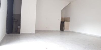 EXCELENTE LOCAL COMERCIAL ESQUINERO, UBICADO EN EL BARRIO SIMON BOLIVAR DE ITAGUI, 40 MTS, BAÑO, COCINETA, BODEGUITA, PISO EN BALDOSA, NO SE PERMITE COMIDAS, TALLERES, LICORES.